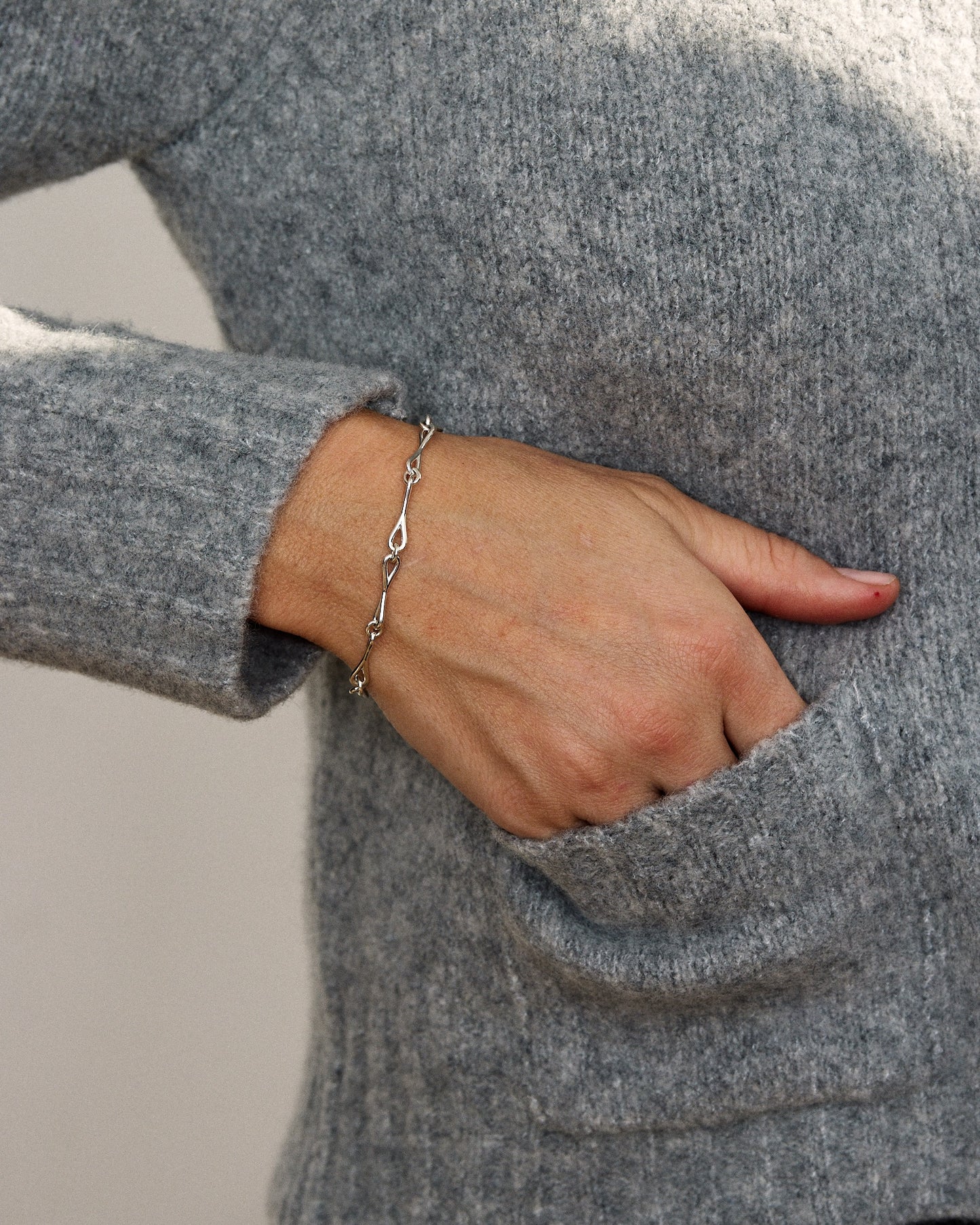 WaterDrop Medium Link Bracelet in Sterling Silver with Mother-of-Pearl Tag