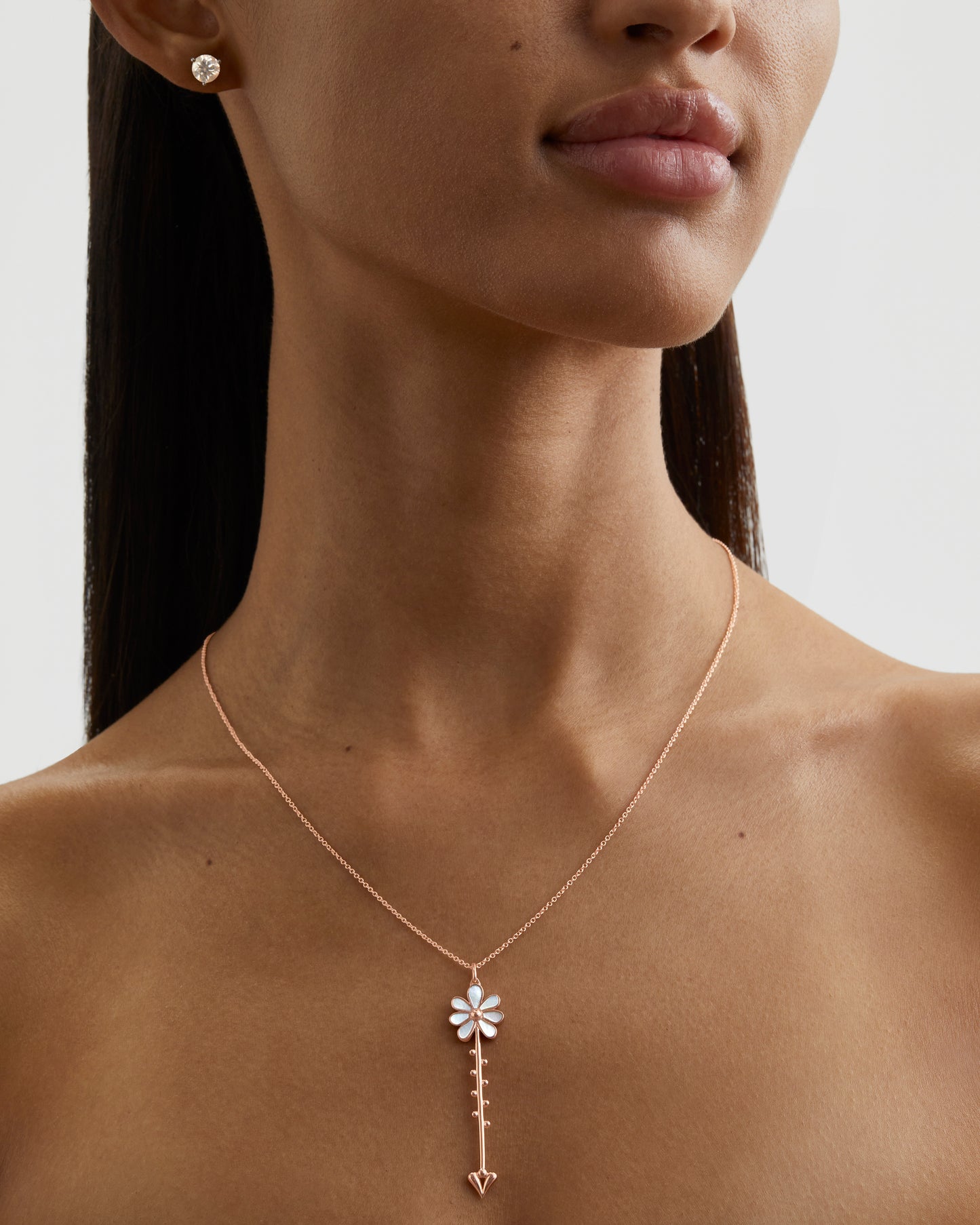 Bloom Wand Pendant in 18K rose gold with luminous mother-of-pearl on a chain worn on a model