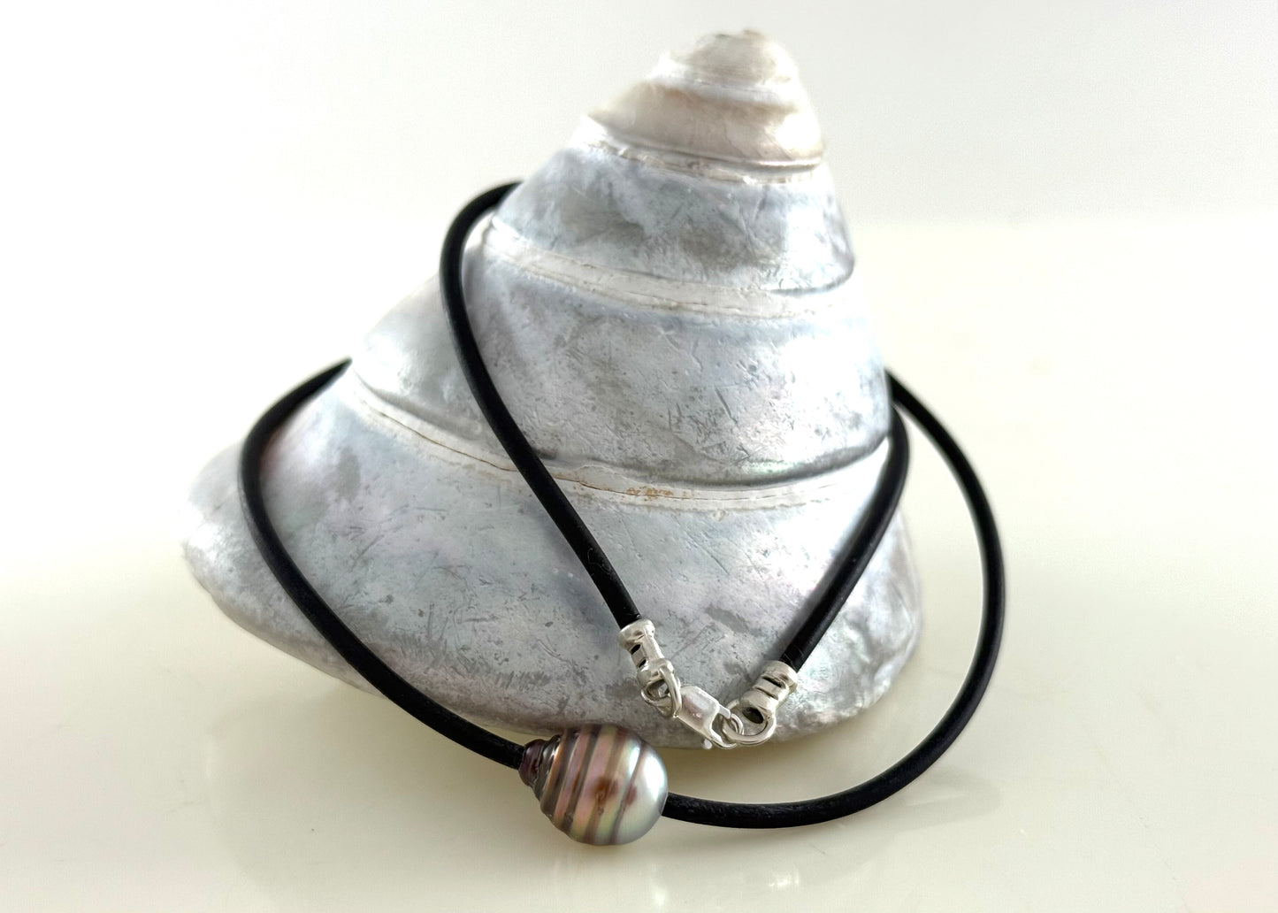 Fiji Rare Silver Vivid Peacock Circle 10.7mm Pearl Necklace