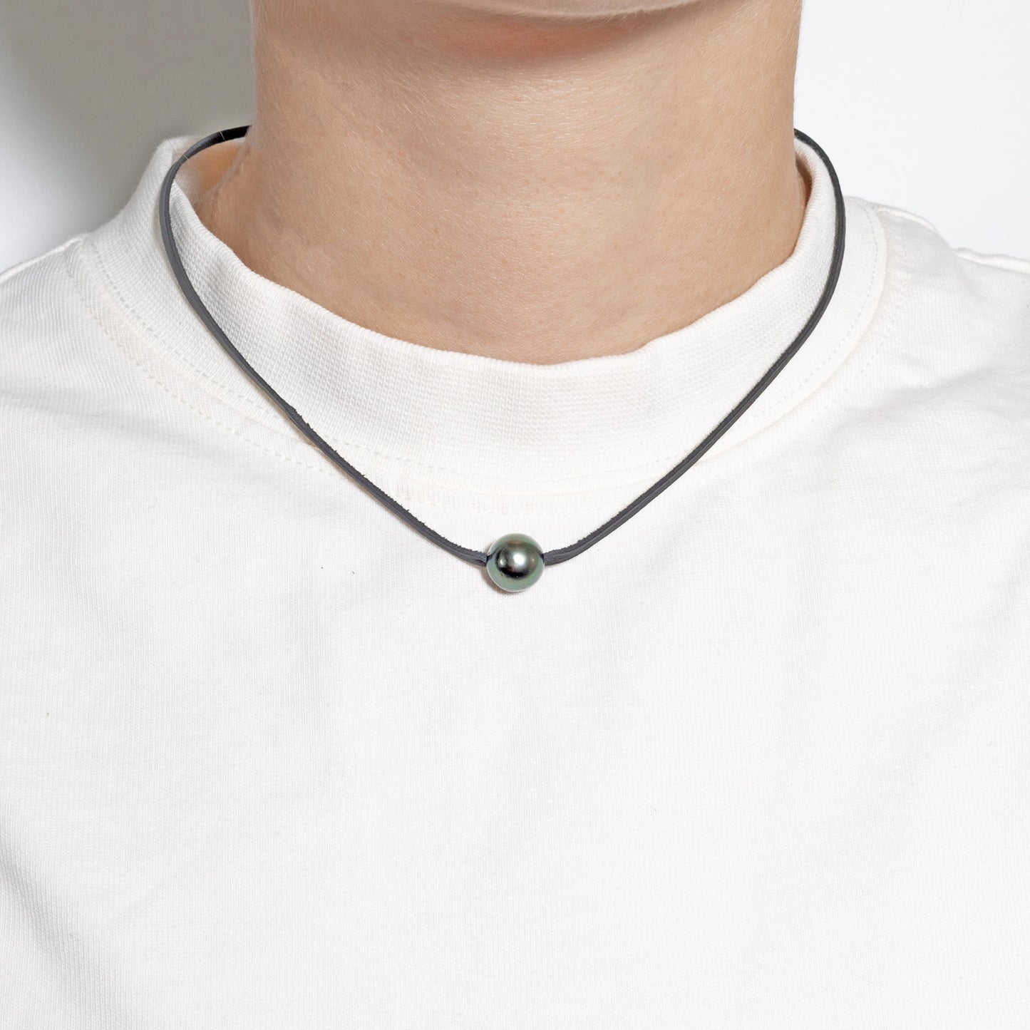 Kamoka Tahitian pearl necklace on a model 