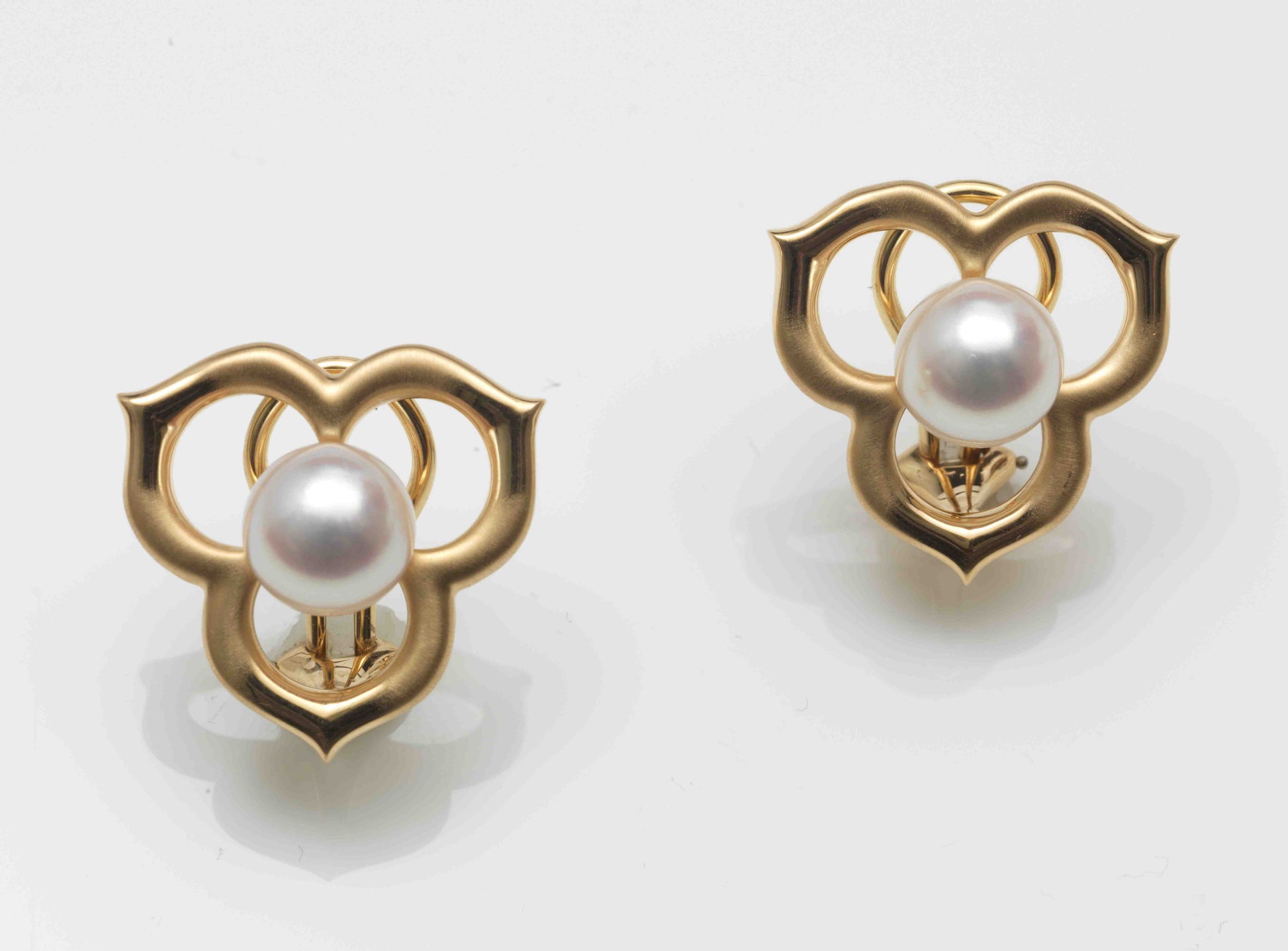 Vintage Angela Cummings for Assael 2013 pearl earrings in satin-finished 18K yellow gold featuring sculptural openwork and cultured pearls.