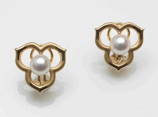 Vintage Angela Cummings for Assael 2013 pearl earrings in satin-finished 18K yellow gold featuring sculptural openwork and cultured pearls.