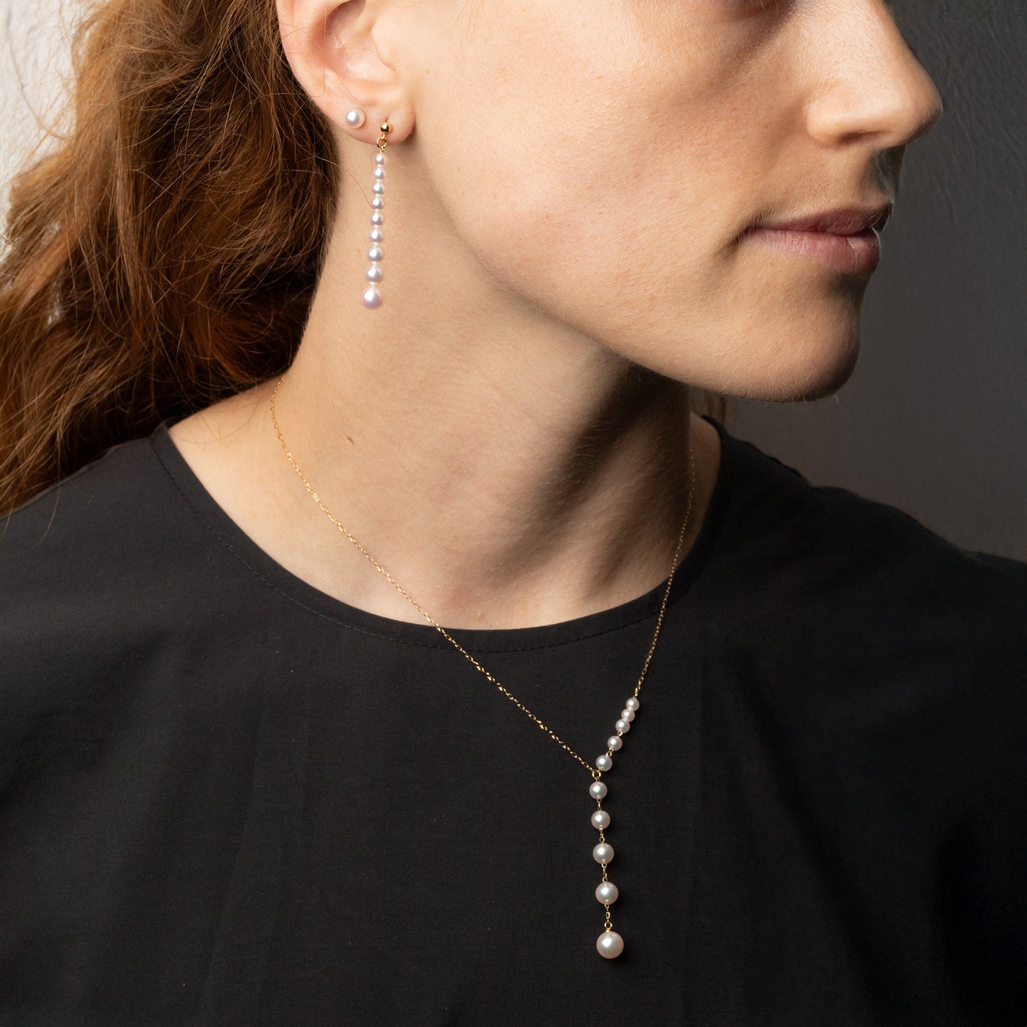 Graduated Akoya cultured pearl Y-necklace in 18K yellow gold featuring luminous white Akoya pearls that increase in size along a delicate gold chain, creating a modern feminine silhouette. Shown on model.