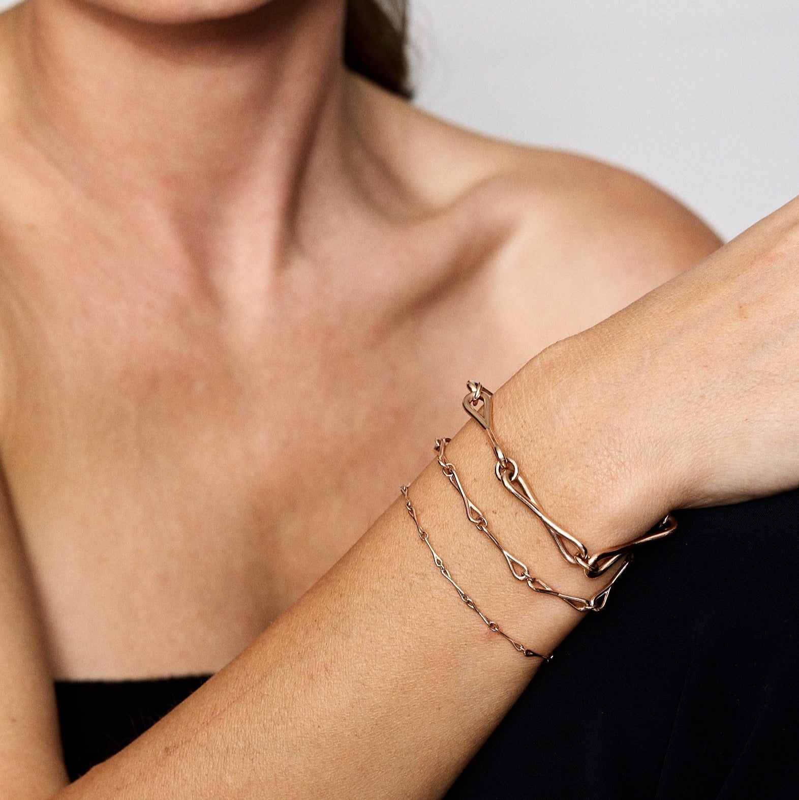 Roseate WaterDrop medium link bracelet in 14k rose gold with mother-of-pearl